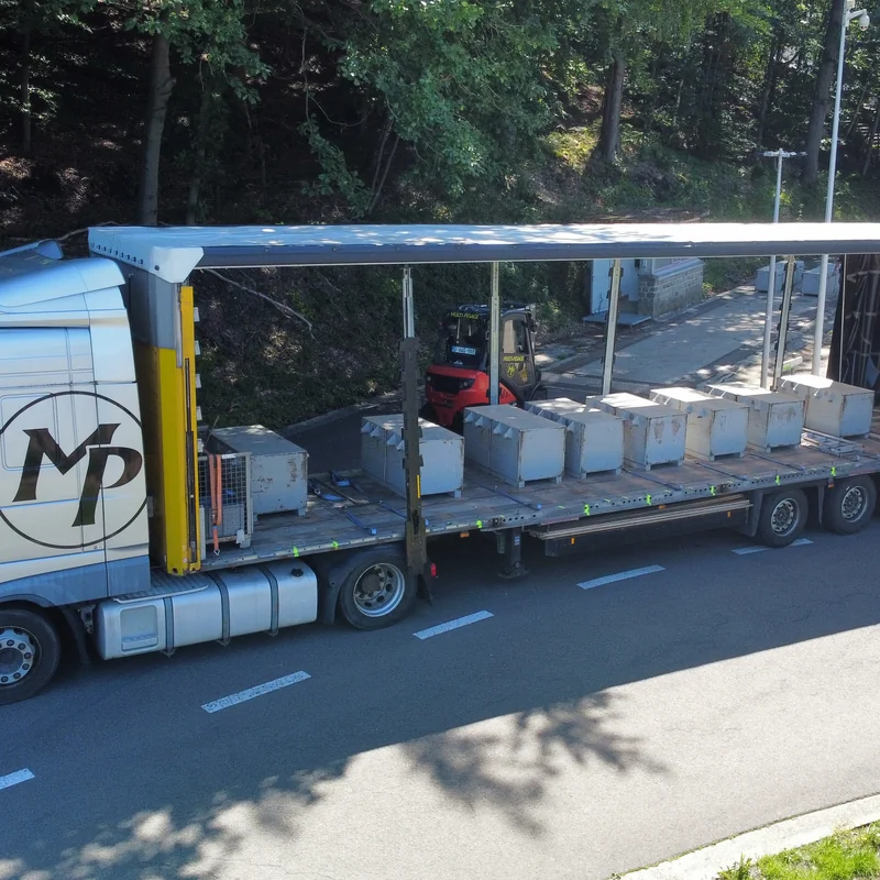 Geöffnetes Eichfahrzeug mit Eichgewichten und Gabelstapler