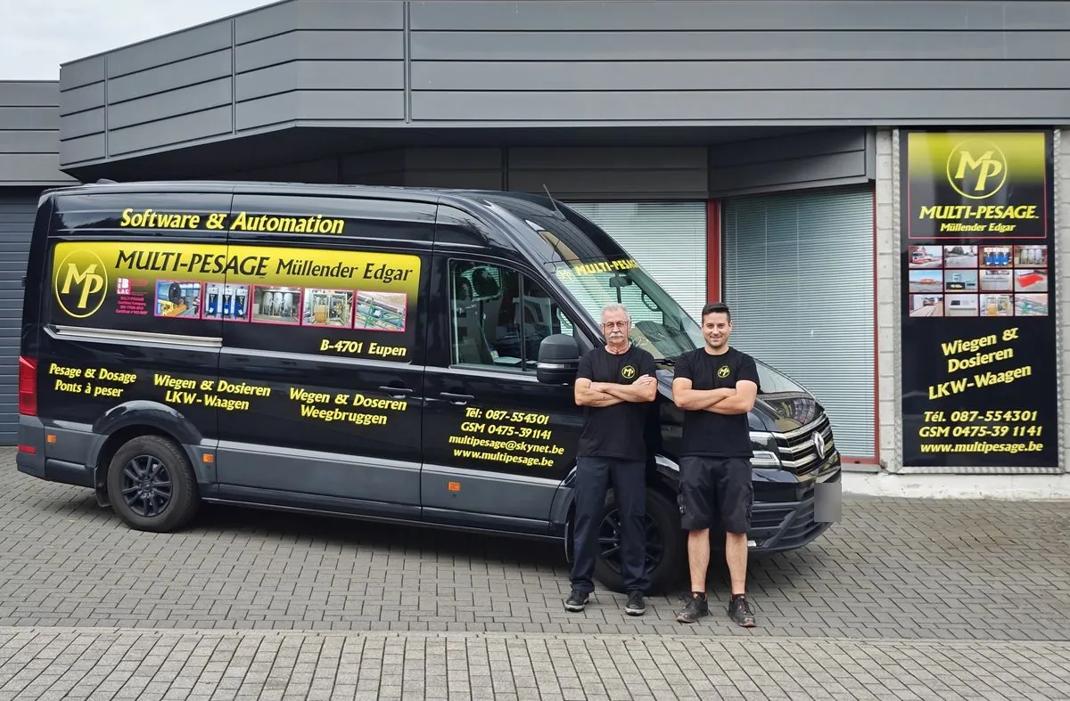Team von MULTI PESAGE vor Servicewagen und Firmengebäude in Eupen